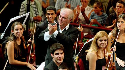 Daniel Barenboim 2005 mit seinem West-Eastern Divan Orchestra in Ramallah.