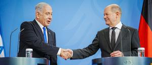 Bundeskanzler Olaf Scholz (SPD, r) und Benjamin Netanjahu, Ministerpräsident von Israel, geben im Bundeskanzleramt eine Pressekonferenz. 