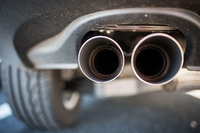 Der Verbrauch von Benzin und Diesel wird seit Januar durch eine CO2-Steuer verteuert. Foto: Julian Stratenschulte/dpa