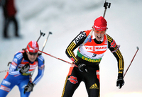Erfolgreiche Schweden. Hanna Öberg (links) und Sebastian Samuelsson freuen sich über ihren ersten Platz in der Mixed-Staffel. Foto: Johan Axelsson/dpa
