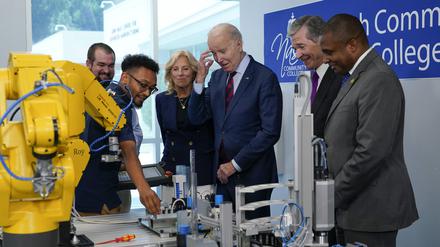 US-Präsident Joe Biden (3.v.r) setzt wirtschaftlich auf Protektionismus der Wirtschaft - um Arbeitsplätze zu schaffen.
