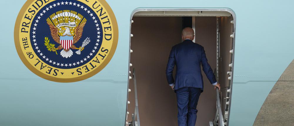 Joe Biden, Präsident der USA, besteigt auf der Andrews Air Force Base die Air Force One für seine Reise zum G20-Gipfel in Neu-Delhi.