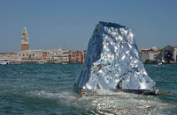 Eine Skulptur des italienisch-albanischen Künstlers Helidon Xhixha bei der 56. Biennale di Venezia. "Iceberg" entstand im Auftrag des Syrischen Pavillons, direkt gegenüber von San Marco. Die Biennale wurde am Samstag eröffnet und läuft bis 22. November.