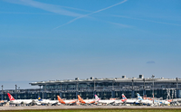 Viele Passagierflugzeuge stehen vor dem Hauptstadtflughafen BER. Foto: Patrick Pleul/dpa