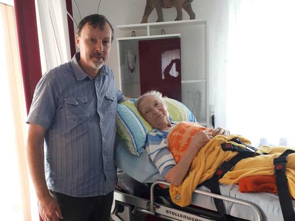 Für sie ging ein Herzensanliegen in Erfüllung: Christa Loichen (r.) konnte mithilfe der Wunsch-Ambulanz das neue Haus ihres Sohnes Gunnar (l.) besichtigen.