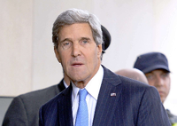 Einmal anfassen. US-Außenminister John Kerry an einem Mauer-Rest an der Bernauer Straße. Foto: dpa