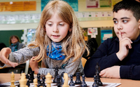 Janne (8) und Tahar (9) lernen Schach. Die Andersen-Grundschule im Soldiner Kiez setzt seit zehn Jahren auf die Förderung. Foto: Annette Riedl/dpa/ZB/picture alliance