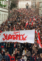Am 1. Mai 1989 gingen hunderte Demonstranten bei den von Solidarnosc organisierten Protesten in Warschau auf die Straße. Foto: AFP