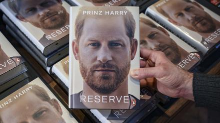 Vor vier Monaten erschien die Biografie von Prinz Harry mit dem Titel „Reserve“.