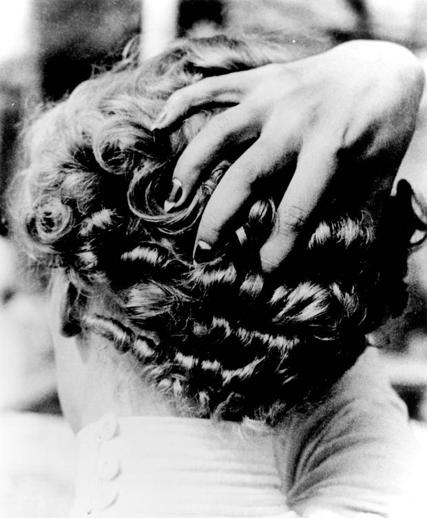 Lee Millers Foto „Woman with Hand on Head“ aus dem Jahr 1931.