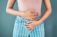 Fast jede Frau oder Person mit Vulva hat in ihrem Leben schon mal eine Blasenentzündung gehabt. Foto: Layla Bird/Getty Images/iStockphoto