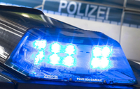Ein Blaulicht leuchtet am auf dem Dach eines Polizeiwagens. Foto: dpa