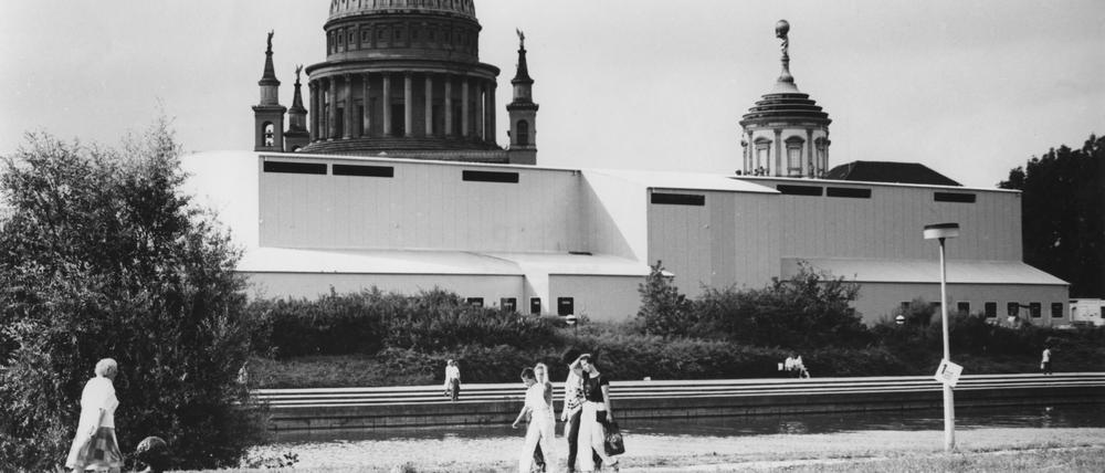 Blick von der Freundschaftsinsel über die Alte Fahrt auf das provisorische Gebäude des Hans Otto Theaters. Dahinter die Kuppeln der Nikolaikirche und des Alten Rathaus, 1992.