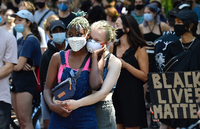 Eine Demonstration von "Black Lives Matter" im Sommer 2020 in Berlin. Foto: Tobias Schwarz/AFP