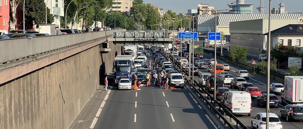 Klimaaktivisten der „Letzten Generation“ blockieren die A100 am Hohenzollerndamm. 