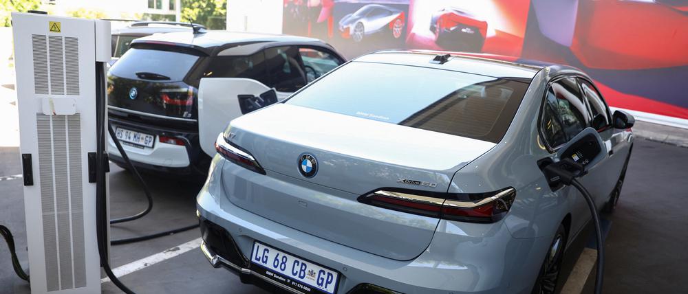 E-Autos von BMW stehen im südafrikanischen Sandton an Ladesäulen.