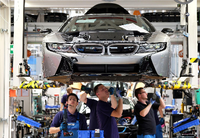 BMW-Mitarbeiter arbeiten in der Produktion des BMW i8 im Werk Leipzig. Foto: dpa/Sebastian Willnow