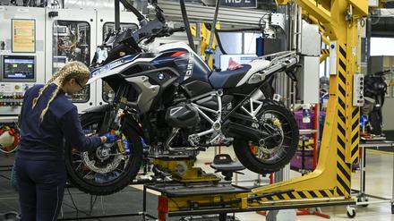 Eine Auszubildende im Motorradwerk in Spandau: Die Maschinen werden in alle Welt exportiert.