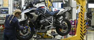 Eine Auszubildende im Motorradwerk in Spandau: Die Maschinen werden in alle Welt exportiert.