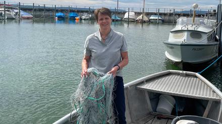 Berufsfischerin Elke Dilger vom Bodensee steht am Hafen in Uhldingen.