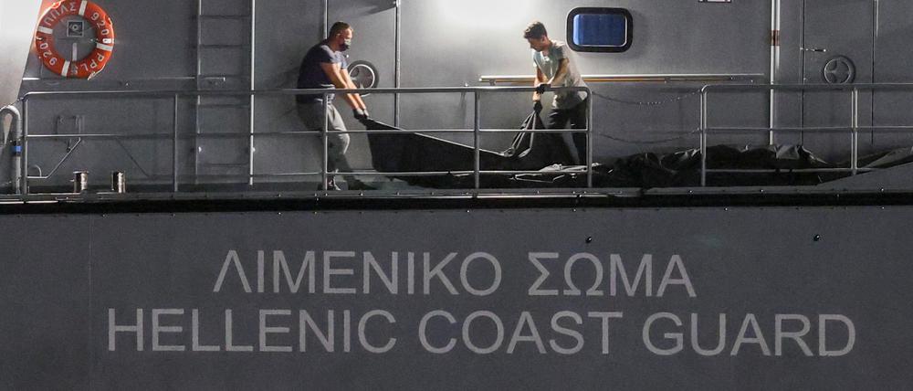 Opfer werden auf ein Boot der griechischen Küstenwache gebracht.