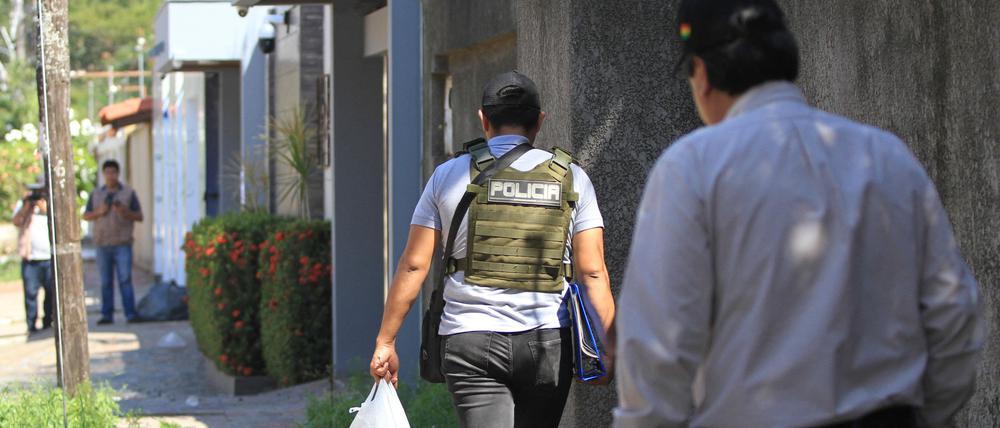 Polizisten durchsuchen das Anwesen des mutmaßlichen Mafiosi Sebastian Marset in Santa Cruz, Bolivien.