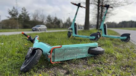 Die Stadt Linz will künftig Strafen für falsch geparkte E-Roller verhängen.