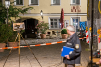 Ein Polizist arbeitet am 25.07.2016 in Ansbach (Bayern) am Tatort an dem zuvor ein 27-Jähriger einen Sprengsatz zur Explosion gebracht hatte. Bei einem mutmaßlich islamistisch motivierten Anschlag sind am 24.07.2016 bei einer Explosion insgesamt 15 Menschen verletzt worden. Der mutmaßliche Täter, ein 27-jähriger Flüchtling aus Syrien, kam dabei ums Leben. Foto: dpa