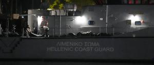 Rettungskräfte tragen Leichen von einem Schiff der Küstenwache in einen Kühlwagen im Hafen von Kalamata, etwa 240 Kilometer südwestlich von Athen. 