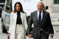 Boris Becker und seine Freundin Lilian de Carvalho Monteiro auf dem Weg zum Gericht - vor dem Urteil. Foto: Toby Melwille/Reuters