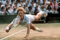 Der damals 18-jährige Leimener Boris Becker gewinnt zum zweiten Mal in Folge das Herren-Einzel-Finale in Wimbledon. Foto: dpa