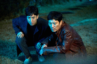 Bin ich nur in deinem Kopf? Lee Sun-kyun (links) als genialer Gehirnforscher Sewon und Park Hee-soon als Privatdetektiv. Foto: Apple TV+