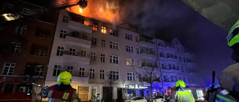 Am 25. Februar 2023 brannte es in diesem Wohnhaus in der Amsterdamer Straße 16. Bis heute ist es unbewohnbar. 