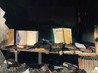 Gebetsbücher in dem vom Feuer zerstörten Gebäude des Moscheevereins an der Kühleweinstraße. Foto: Paul Zinken/dpa