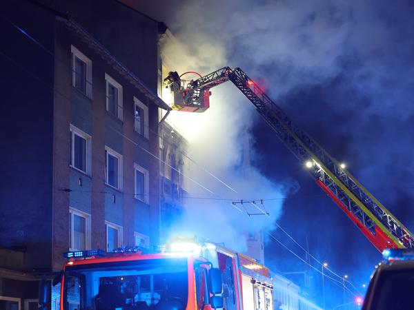 Von einer Drehleiter aus bekämpfte die Feuerwehr einen Brand in einem Mehrfamilienhaus in Solingen.