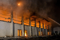 Lichterloh in Flammen: Die Feuerwehr konnte eine als Flüchtlingsunterkunft vorgesehene Sporthalle in Nauen nur noch kontrolliert abbrennen lassen. Foto: Julian Stähle/dpa