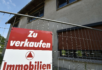 Ein Wohnhaus in Köpernitz steht zum Verkauf. Die Preise für Brandenburger Immobilien steigen stetig. Foto: Bernd Settnik/dpa