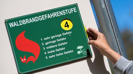 ARCHIV - 25.04.2019, Brandenburg, Eberswalde: Waldbrandgefahr im Frühling: Auf einer Infotafel wird die Waldbrandgefahrenstufe 4 angezeigt.