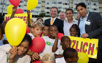 Auch der damalige Außenminister Guido Westerwelle (FDP) besuchte im Jahr 2010 das Kinderprojekt von Jorginho (zweiter von rechts) min Rio de Janeiro. Foto: pa/dpa