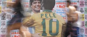 Der brasilianische Fußballstar Pelé umarmt auf einem Wandgemälde den verstorbenen argentinischen Fußballer Diego Maradona. (Symbolbild)