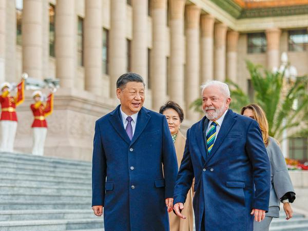 Brasiliens Präsident Lula da Silva zu Besuch in Peking bei seinem chinesischen Amtskollegen Xi Jinping.