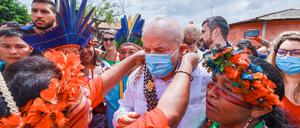 Brasiliens Präsident Lula da Silva während eines Besuchs in dem Yanomami-Reservat. 