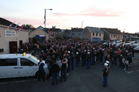 Menschen nehmen Ende April in Großbritannien, Castlederg an einer Kundgebung gegen das Nordirland-Protokoll, organisiert von den West Tyrone United Unionists, teil. Foto: Liam Mcburney/PA Wire/dpa