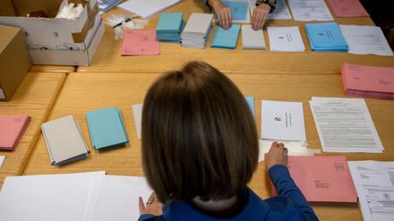 Nachfrage steigt. In Hofheim in Unterfranken bereiten Verwaltungsmitarbeiterinnen die Unterlagen für die Briefwahl zur Landtagswahl und Bezirkswahl in Bayern vor.