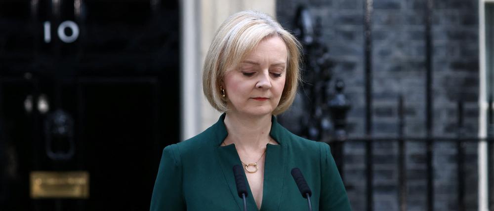 Liz Truss delivers a speech on her last day in office as British Prime Minister, outside Number 10 Downing Street , in London, Britain, October 25, 2022. REUTERS/Henry Nicholls