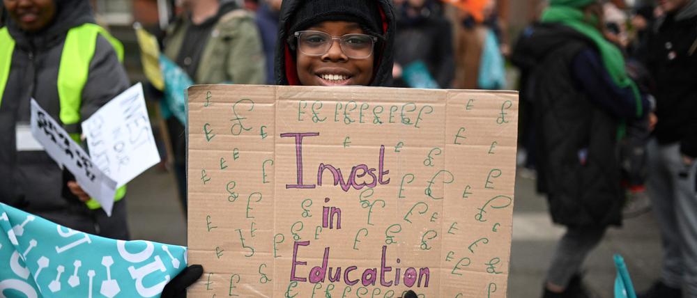 Der National Education Union zufolge haben Lehrer:innen zwischen 2008 und 2021 durchschnittlich fast 20.000 Pfund (23.000 Euro) Realeinkommen verloren.