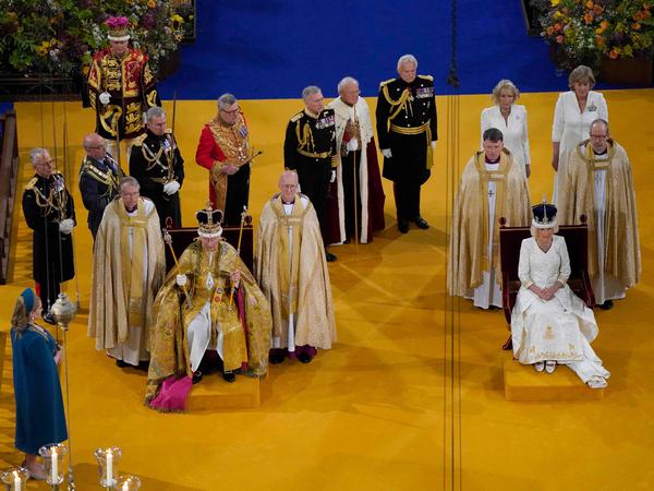 König Charles III. trägt die St.-Edward-Krone auf dem Kopf, seine Gemahlin Camilla eine modifizierte Version der Krone von Königin Mary.