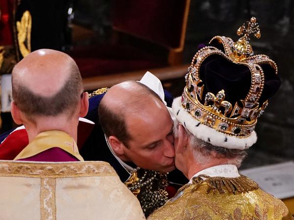 Prinz William küsst seinen Vater während der Krönungszeremonie.