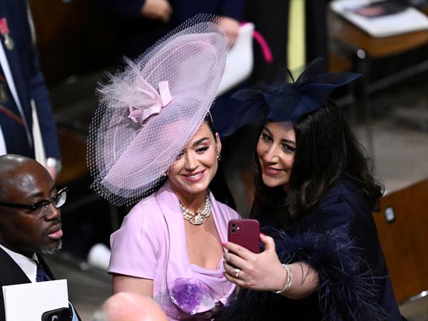 Edward Enninful, Katy Perry und Nadia El-Nakla machen ein Selfie während der Krönung.