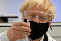 Der britische Premier Boris Johnson in einem Labor für Impfstoff-Entwicklung (Archivbild) Foto: Reuters/Paul Ellis/Pool